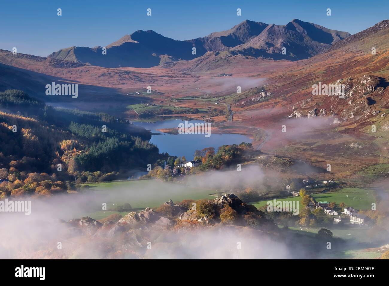La pulizia di nebbia e nebbia da Llynnau Mymbyr sotto lo Snowdon Horseshoe, Dyffryn Mymbyr, Capel Curig, Snowdonia National Park, Galles del Nord, Regno Unito Foto Stock