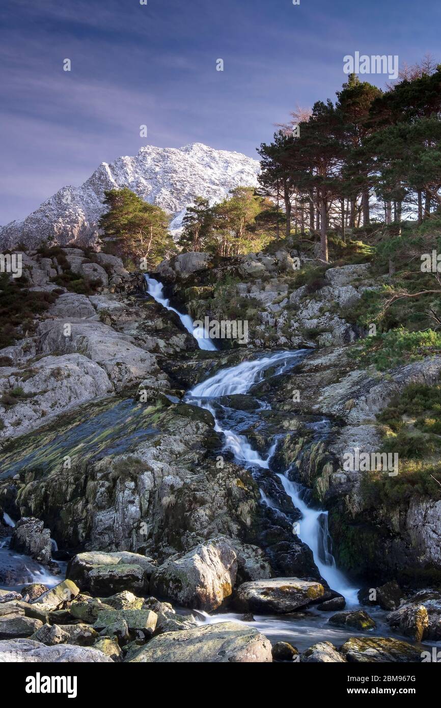 Cascate di Rhaeadr Ogwen e Tryfan innevato, Nant Ffrancon, Snowdonia National Park, Galles del Nord, Regno Unito Foto Stock