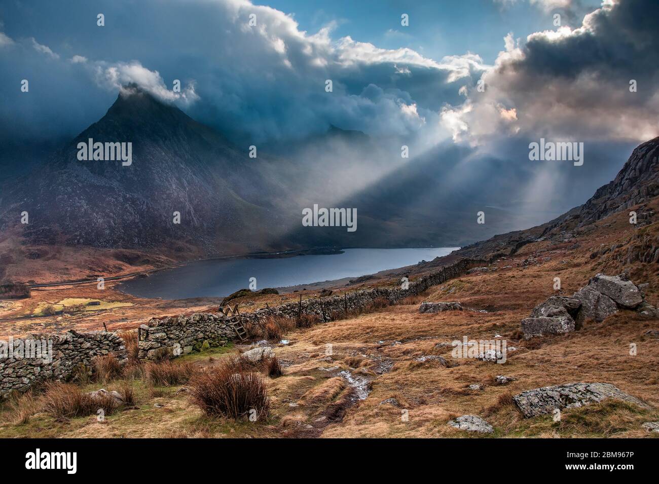 Luce spettacolare su Tryfan e Llyn Ogwen dalle pendici di Pen yr Ole Wen, Snowdonia National Park, Galles del Nord, Regno Unito Foto Stock