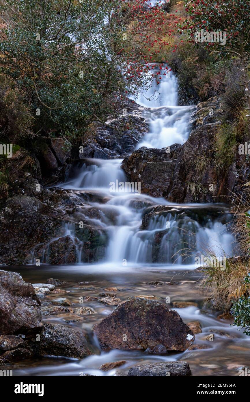 Cascata sul Goch Afon in autunno, Nant Gwynant, Snowdonia National Park, Galles del Nord, Regno Unito Foto Stock