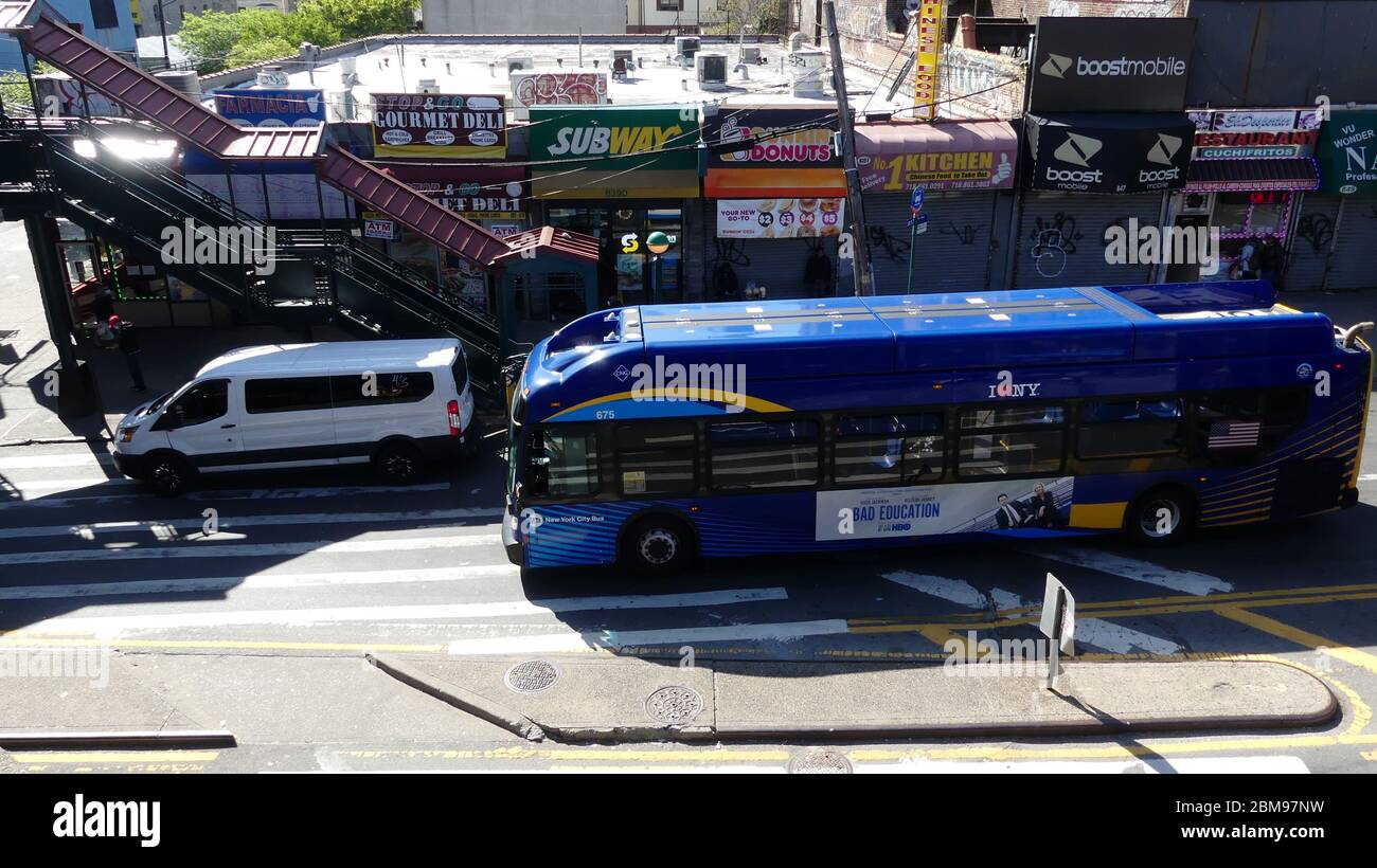 New York, New York, Stati Uniti. 5 maggio 2020. Autobus di New York City. Il Bronx è stato devastato dalla pandemia del virus della corona. Tra le 62 contee di New York, il Bronx si classifica per ultimo secondo quasi tutti gli standard. Un reddito medio di 30,483 dollari, e i tassi peggiori per l'asma, il diabete, l'ipertensione e l'obesità, che sono le comorbidite primarie di Covid-19.5 maggio 2020 Credit: John Marshall Mantel/ZUMA Wire/Alamy Live News Foto Stock