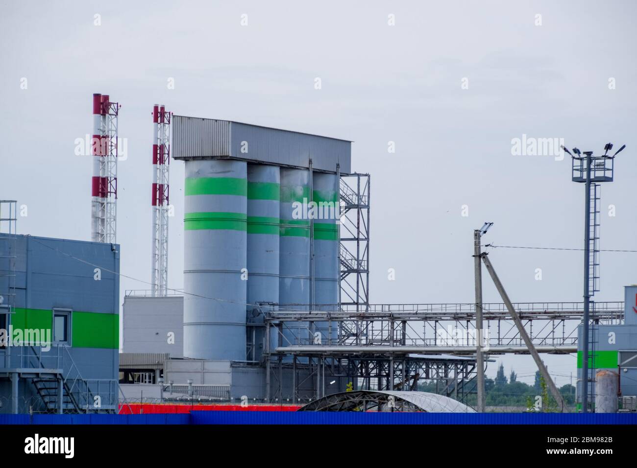 impianto per la produzione di blocchi di calcestruzzo. Edifici e attrezzature dell'impianto. Foto Stock