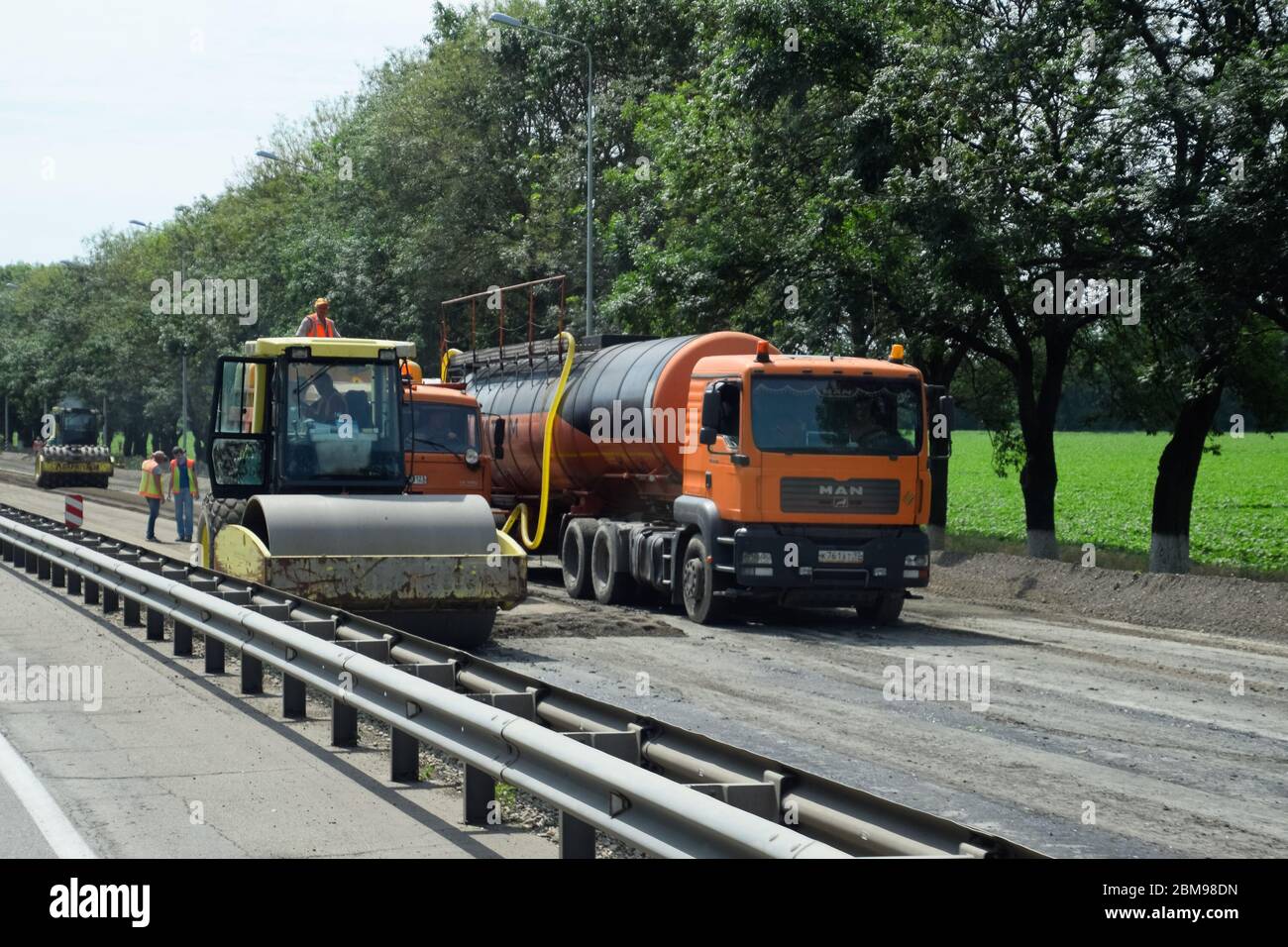Stavropol, Russia - 13 giugno 2019: Costruzione di una nuova pista asfaltata. I rulli martellano l'asfalto. Riparazioni su strada. Foto Stock
