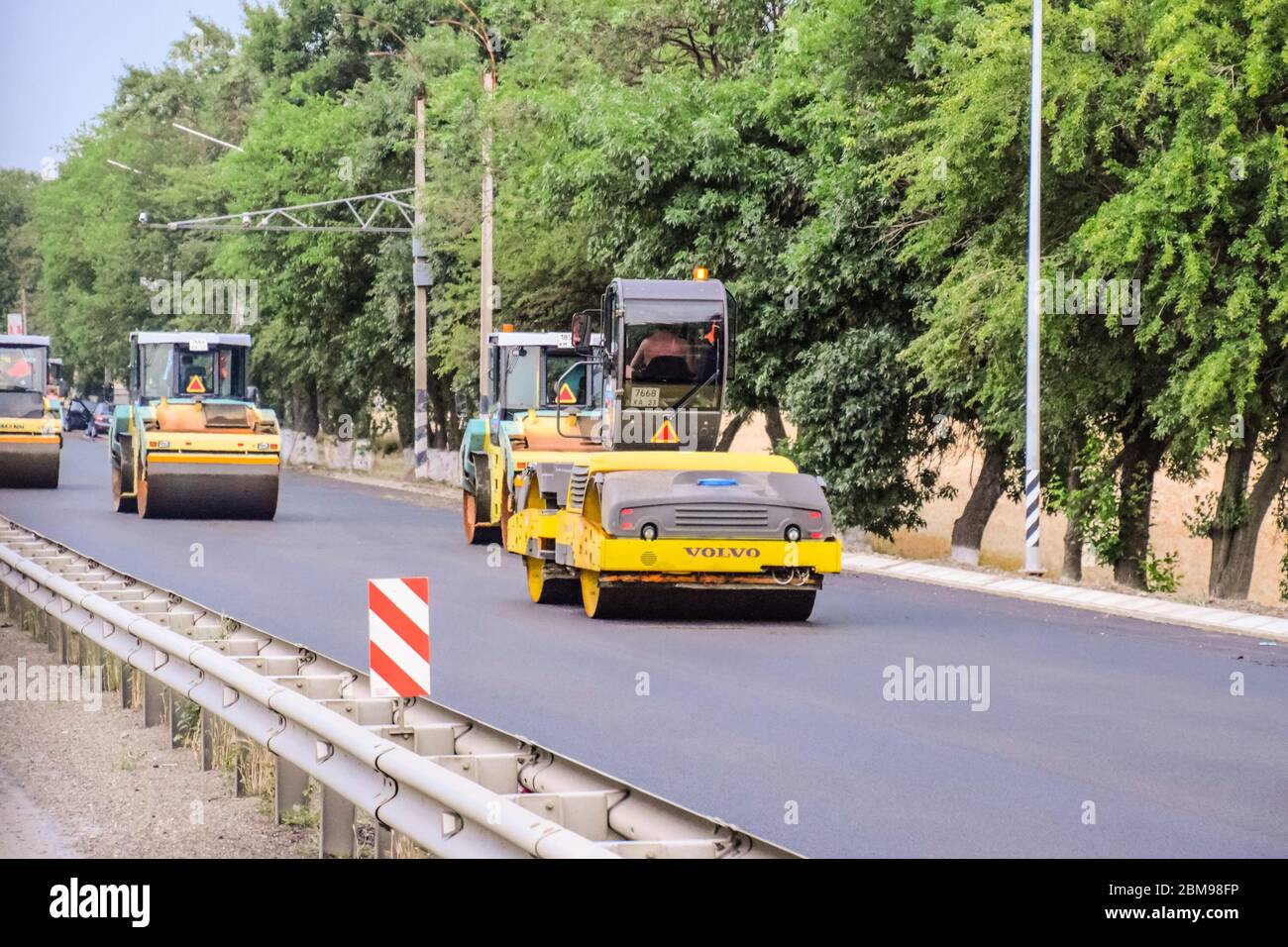 Stavropol, Russia - 13 giugno 2019: Costruzione di una nuova pista asfaltata. I rulli martellano l'asfalto. Riparazioni su strada. Foto Stock