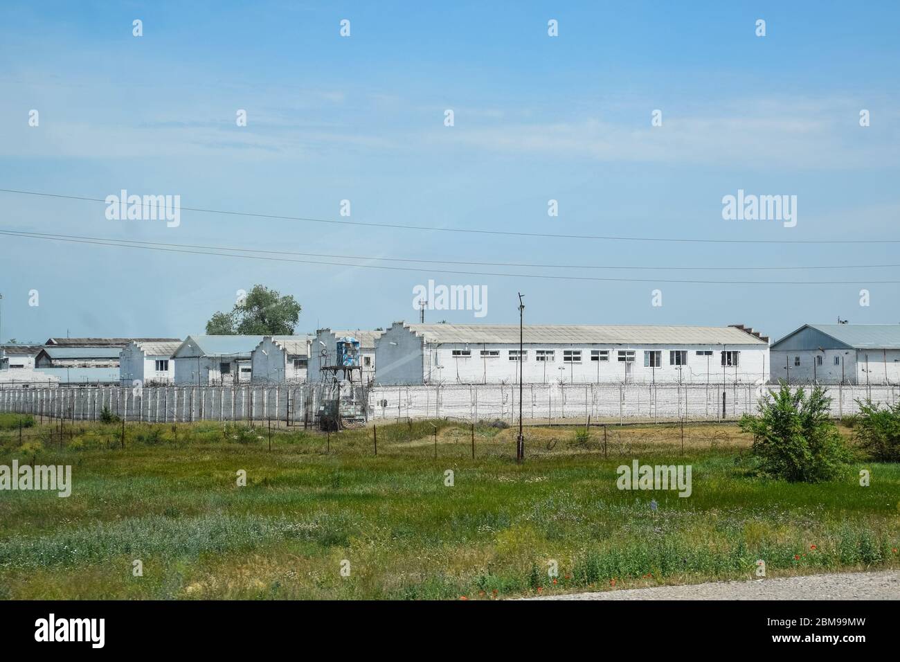 L'edificio e la recinzione della prigione. Carcere correttiva. Foto Stock