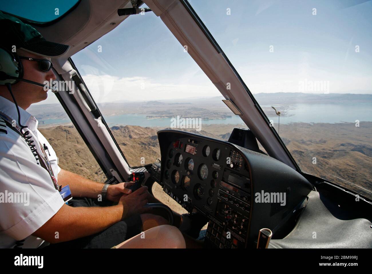 Pilota di elicottero sul Lago Mead, Nevada, USA Foto Stock