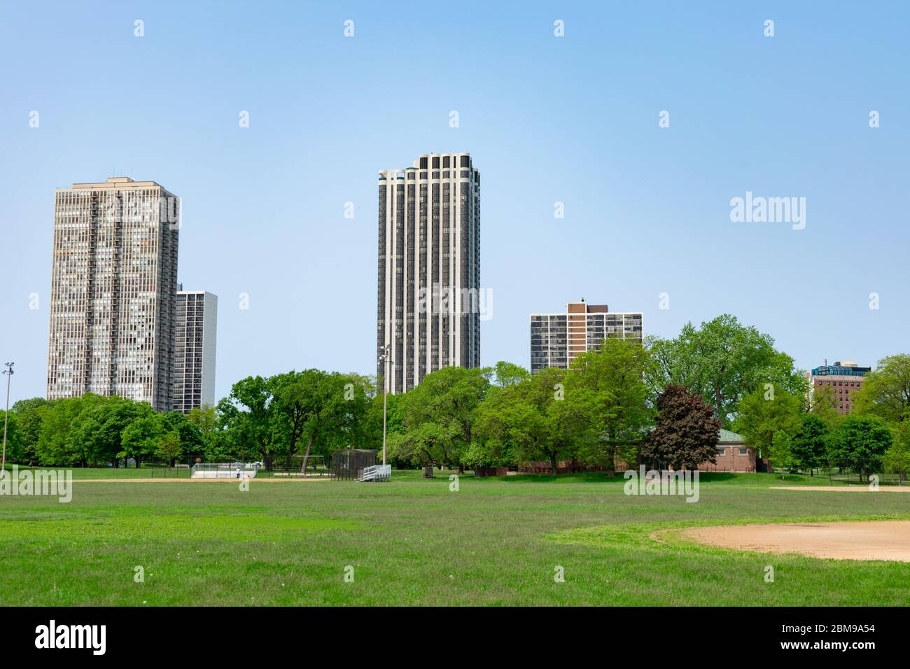 Green Open Field a Lincoln Park Chicago con edifici Foto Stock