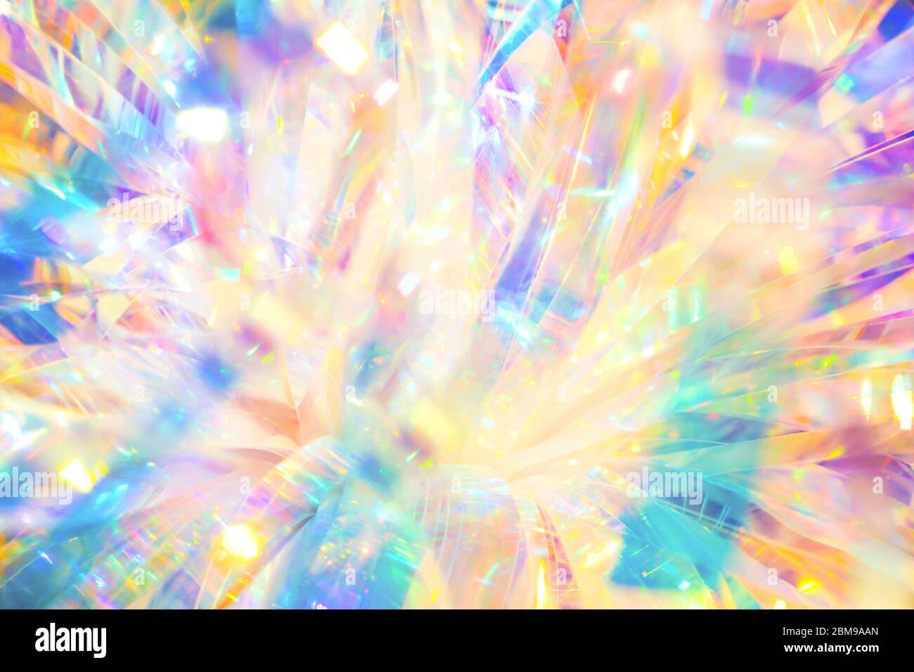 Astratto magico angelico futuristico festa di fondo texture di olografica riflettente metallo lamina nastro bouquet ornamento con luminoso felice Foto Stock