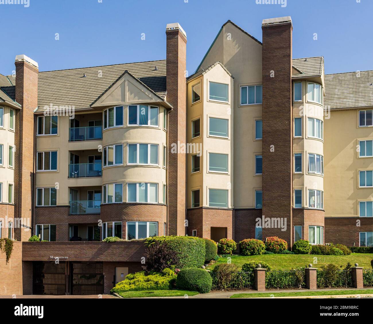 VICTORIA, CANADA - 14 LUGLIO 2019: Moderno appartamento edificio vista facciata con grande prato verde. Foto Stock