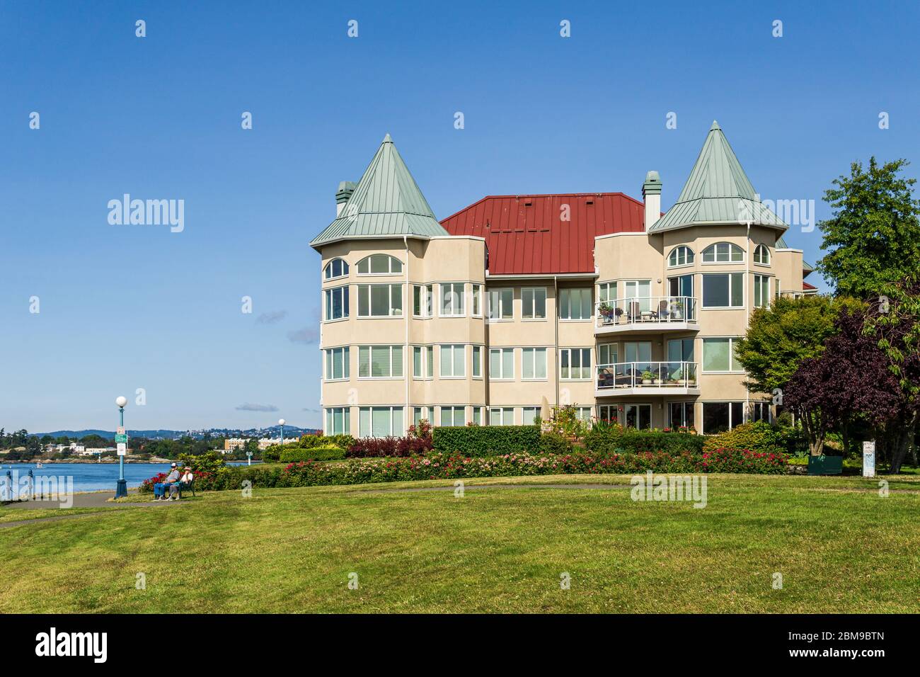VICTORIA, CANADA - 14 LUGLIO 2019: Moderno appartamento edificio vista facciata con grande prato verde. Foto Stock