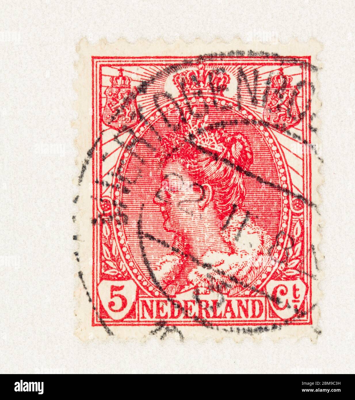 SEATTLE WASHINGTON - 2 maggio 2020: Francobollo rosso dei Paesi Bassi del 1899 con la regina Wilhelmina. Scott n. 65 Foto Stock