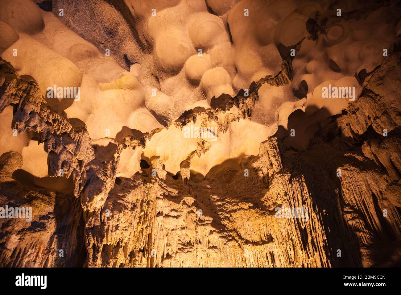 La grotta di Sung Sot, conosciuta anche come la grotta delle sorprese, è una delle attrazioni turistiche più popolari e le grotte più grandi della baia di Halong, scoperta Vietna Foto Stock