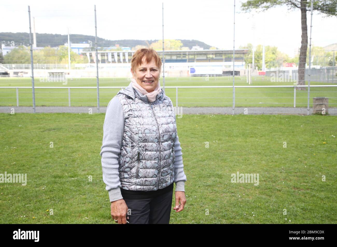 Gera, Germania. 05 maggio 2020. L'ex atleta di pista e campo Renate Stecher si trova di fronte al campo sportivo Ernst Abbe. Il 12 maggio girerà 70. (A dpa: 'La donna che ha rotto una barriera sonora: Renate Stecher compie 70 anni') Credit: Bodo Schackow/dpa-Zentralbild/dpa/Alamy Live News Foto Stock