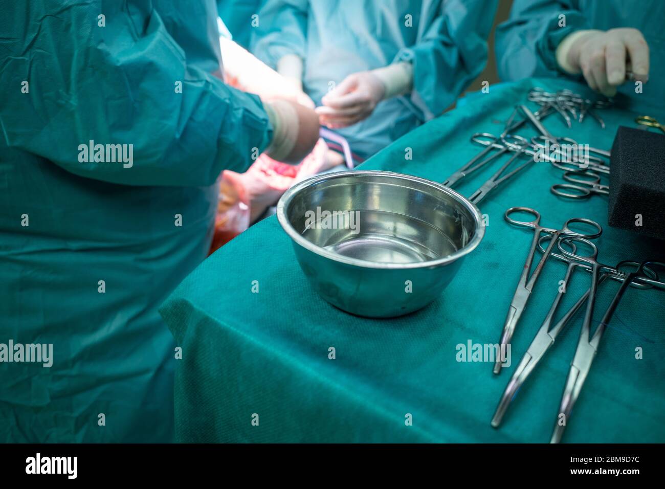 durante un intervento, gli strumenti chirurgici sterili si trovano su un tavolo Foto Stock