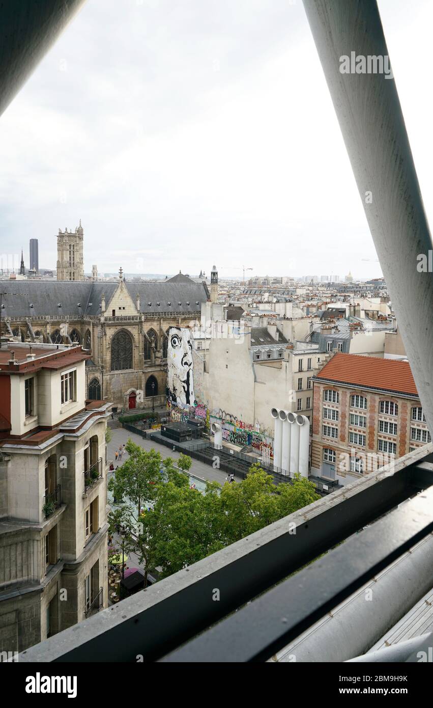 La vista della zona di Beaubourg con Eglise Saint-Merri chiesa sullo sfondo dal Centro Pompidou.Paris.France Foto Stock