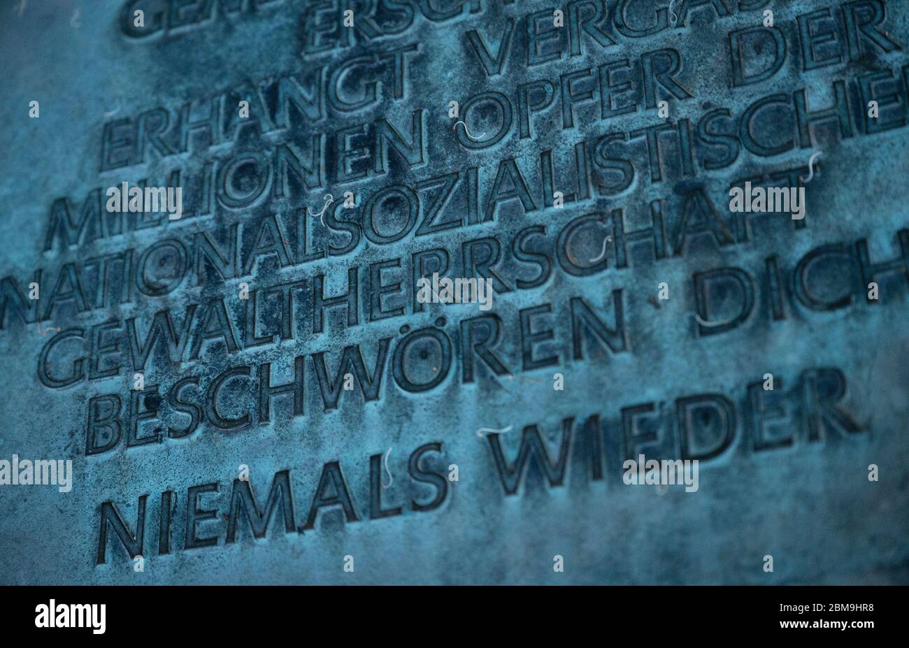 Stoccarda, Germania. 8 maggio 2020. Un testo del filosofo Ernst Bloch è visibile al memoriale delle vittime del nazionalsocialismo. Con la resa incondizionata della Wehrmacht, la guerra in Europa scatenata dalla Germania di Hitler si concluse il 8 maggio 1945. Credit: Marijan Murat/dpa/Alamy Live News Foto Stock