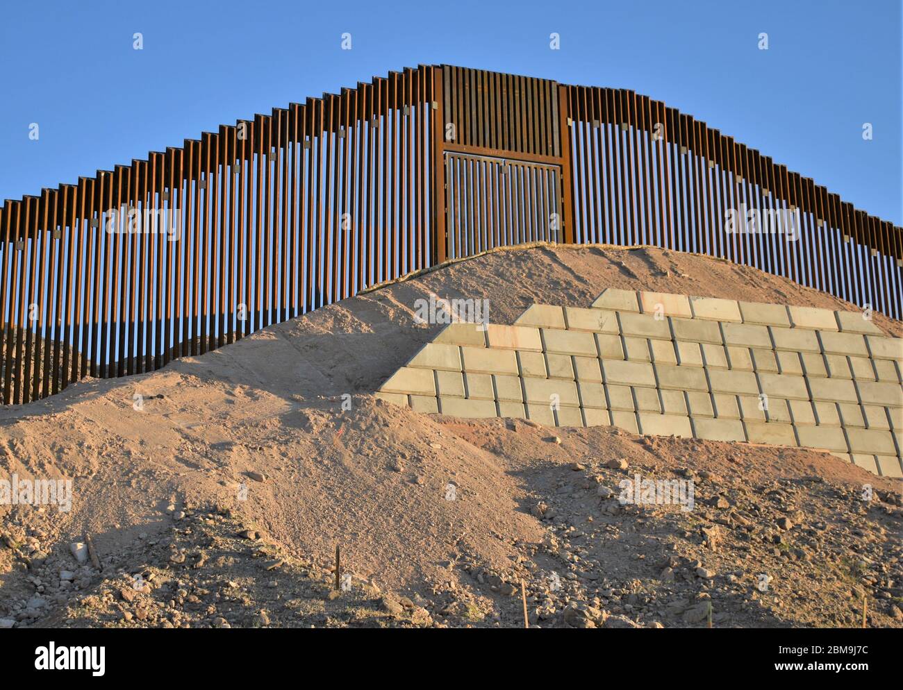 Il terreno e l'altitudine variano durante le circa 15 miglia del progetto di barriera di confine del corpo degli ingegneri dell'esercito degli Stati Uniti El Centro 1 vicino a El Centro, California, aprile 30. Questi progetti sono in corso di esecuzione da USACE, come diretto attraverso l'esercito degli Stati Uniti dal Segretario della Difesa, in risposta alla richiesta del Dipartimento di sicurezza interna per l'assistenza di contribuire a garantire il confine meridionale degli Stati Uniti bloccando i corridoi di traffico di droga attraverso la costruzione di strade e recinzioni, E l'installazione di illuminazione ai sensi del titolo 10, sezione 284 del Codice degli Stati Uniti. DoD e USACE sono executin Foto Stock