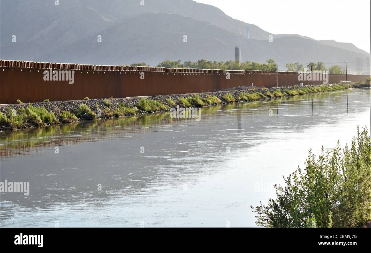 Il canale americano è parallelo a miglia del progetto di barriera di confine del corpo degli ingegneri dell'esercito degli Stati Uniti El Centro 1 vicino a El Centro, California, aprile 30. Questi progetti sono in corso di esecuzione da USACE, come diretto attraverso l'esercito degli Stati Uniti dal Segretario della Difesa, in risposta alla richiesta del Dipartimento di sicurezza interna per l'assistenza di contribuire a garantire il confine meridionale degli Stati Uniti bloccando i corridoi di traffico di droga attraverso la costruzione di strade e recinzioni, E l'installazione di illuminazione ai sensi del titolo 10, sezione 284 del Codice degli Stati Uniti. DoD e USACE stanno eseguendo questi progetti a sostegno degli Stati Uniti Foto Stock