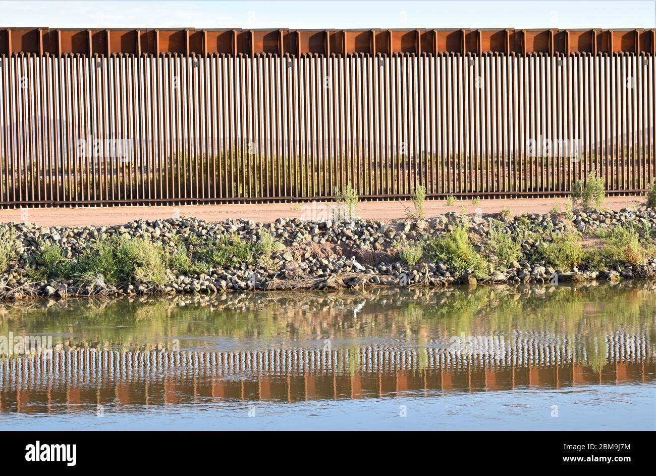 Il canale americano è parallelo a miglia del progetto di barriera di confine del corpo degli ingegneri dell'esercito degli Stati Uniti El Centro 1 vicino a El Centro, California, aprile 30. Questi progetti sono in corso di esecuzione da USACE, come diretto attraverso l'esercito degli Stati Uniti dal Segretario della Difesa, in risposta alla richiesta del Dipartimento di sicurezza interna per l'assistenza di contribuire a garantire il confine meridionale degli Stati Uniti bloccando i corridoi di traffico di droga attraverso la costruzione di strade e recinzioni, E l'installazione di illuminazione ai sensi del titolo 10, sezione 284 del Codice degli Stati Uniti. DoD e USACE stanno eseguendo questi progetti a sostegno degli Stati Uniti Foto Stock