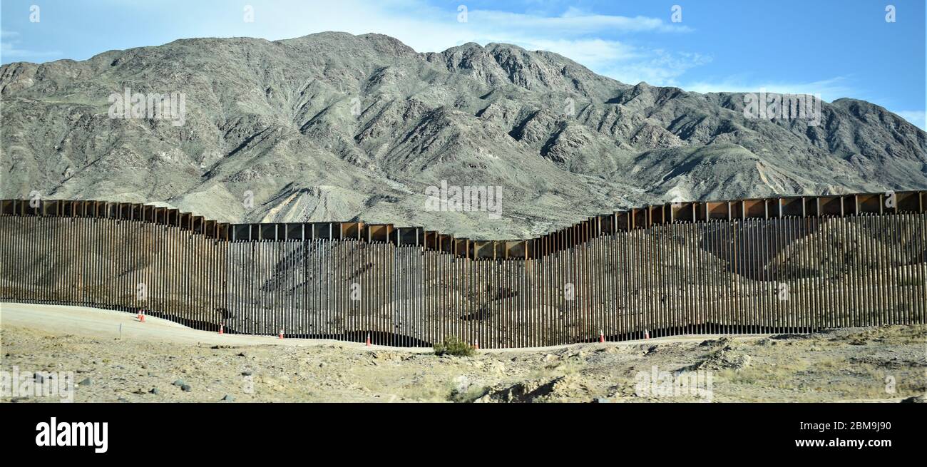 Il terreno varia lungo le aree montuose per tutto il 15 miglia circa del progetto di barriera di confine del corpo degli Stati Uniti degli ingegneri El Centro 1 vicino a El Centro, California, aprile 30. Questi progetti sono in corso di esecuzione da USACE, come diretto attraverso l'esercito degli Stati Uniti dal Segretario della Difesa, in risposta alla richiesta del Dipartimento di sicurezza interna per l'assistenza di contribuire a garantire il confine meridionale degli Stati Uniti bloccando i corridoi di traffico di droga attraverso la costruzione di strade e recinzioni, E l'installazione di illuminazione ai sensi del titolo 10, sezione 284 del Codice degli Stati Uniti. DoD e USAC Foto Stock