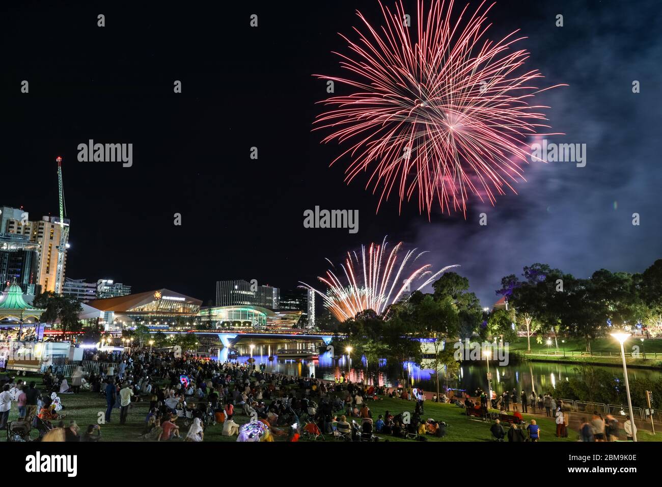 Colorful Australia Day 2020 Fireworks Display illuminando il cielo ad Adelaide, Australia del Sud Foto Stock