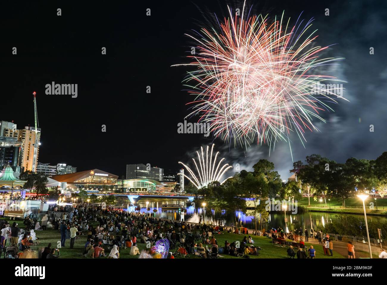 Colorful Australia Day 2020 Fireworks Display illuminando il cielo ad Adelaide, Australia del Sud Foto Stock