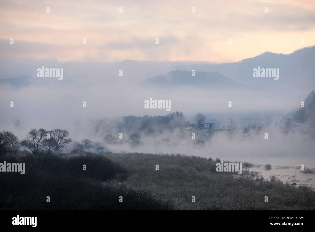 Inverno mattina scenario di fiumi e montagne nebbie acqua. Fiume Sohang, Chuncheon City, Corea Foto Stock