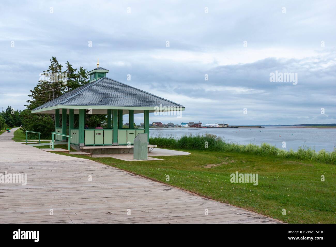 Padiglione sul lato di una passerella. Vista panoramica sul porto e sull'estuario. North rustico Harbour Trail, Prince Edward Island, Canada Foto Stock