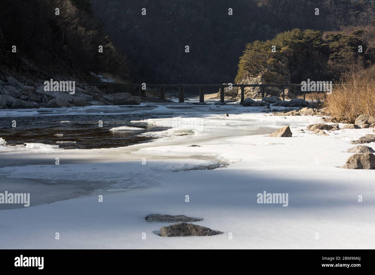 Fiume e ponte congelati, paesaggio montano invernale, Gangwon-do, Corea del Sud. Foto Stock