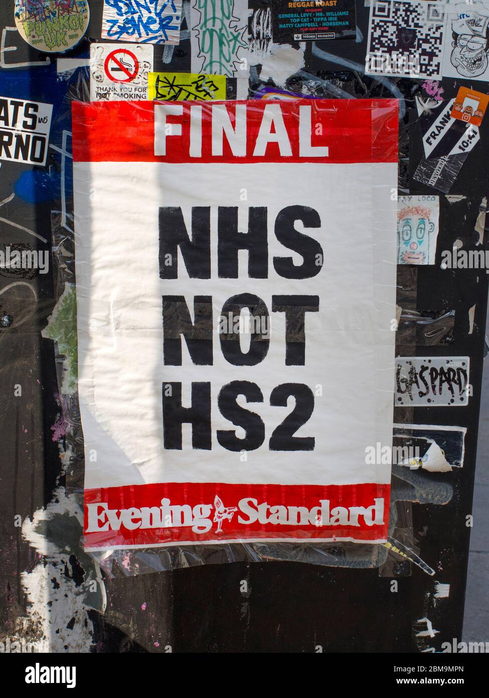 Poster Pro NHS anti HS2 su un muro a Londra mentre in corona-virus lockdown Londra Regno Unito Foto Stock