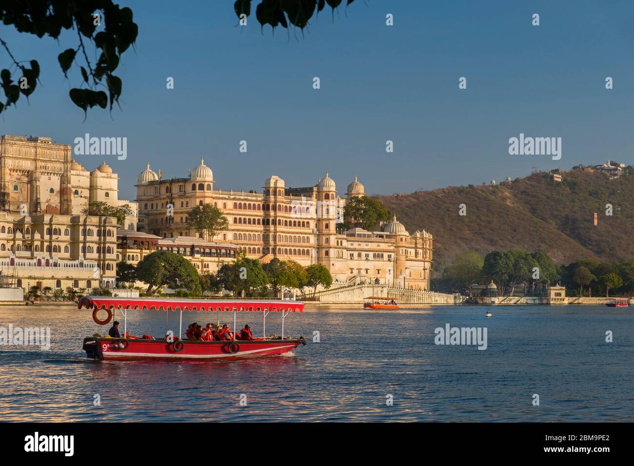 Palazzo di Città Lago Pichola Udaipur Rajasthan in India Foto Stock