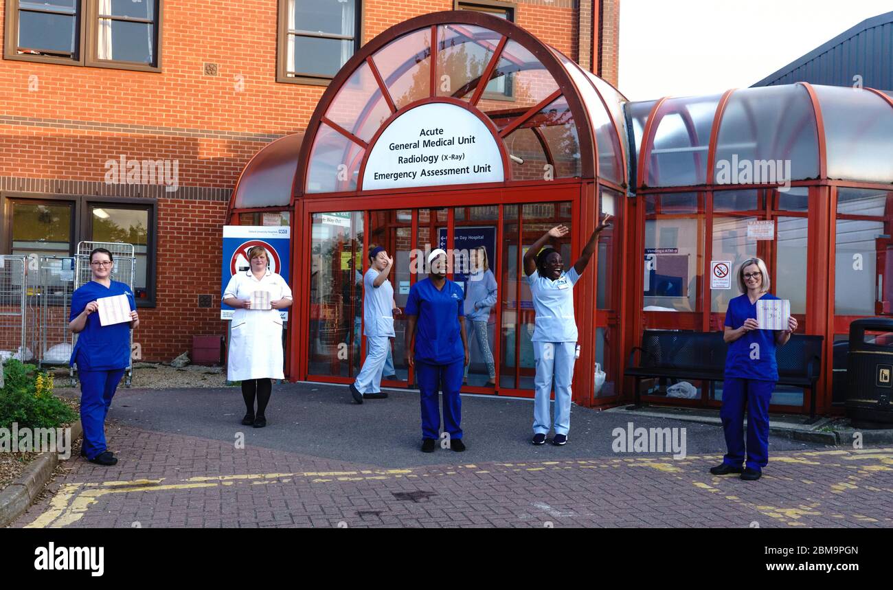 7 maggio 2020, il giovedì alle 20:00 Clap per gli accompagnatori è diventato parte integrante della pandemia di Covid19. L'Horton General Hospital, Banbury, Oxfordshire. Foto Stock