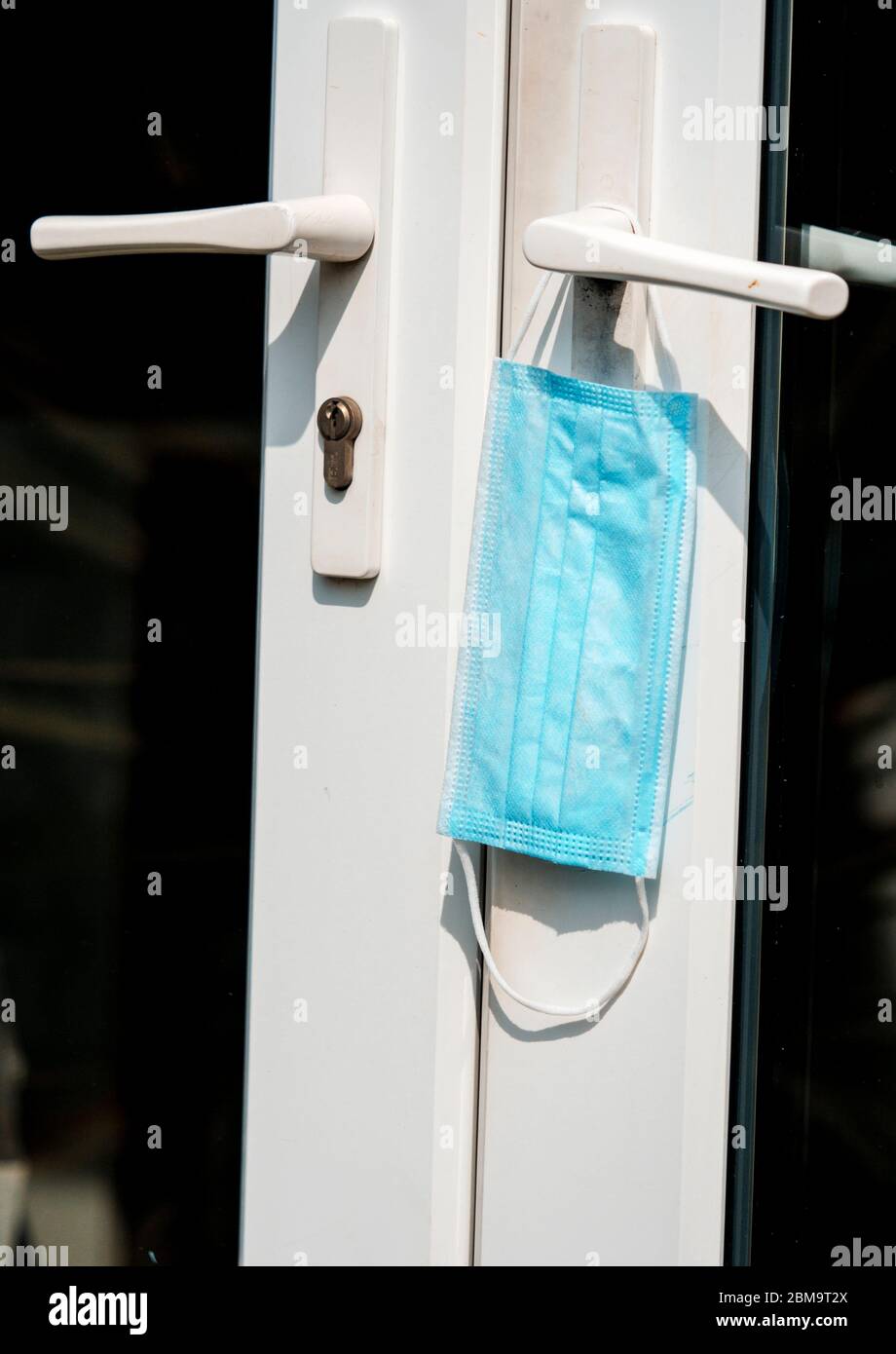 Dispositivi di protezione individuale per uso medico usati e scartati, noti anche come DPI Foto Stock