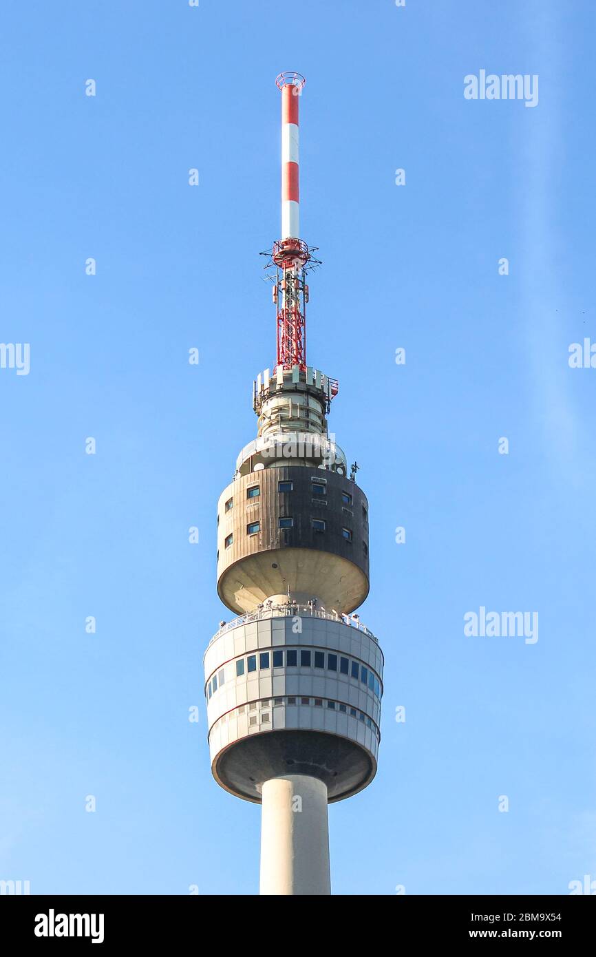Dortmund, Renania settentrionale-Vestfalia, Germania - 9 febbraio 2019: Florianturm in Westfalenpark con cielo blu sullo sfondo. Torre delle telecomunicazioni e punto di riferimento della città. Foto Stock