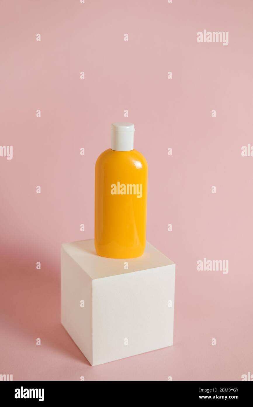 Bottiglia crema solare per design mockup. Sfondo estivo minimo di concetto di cura della pelle. Lozione di protezione solare Foto Stock