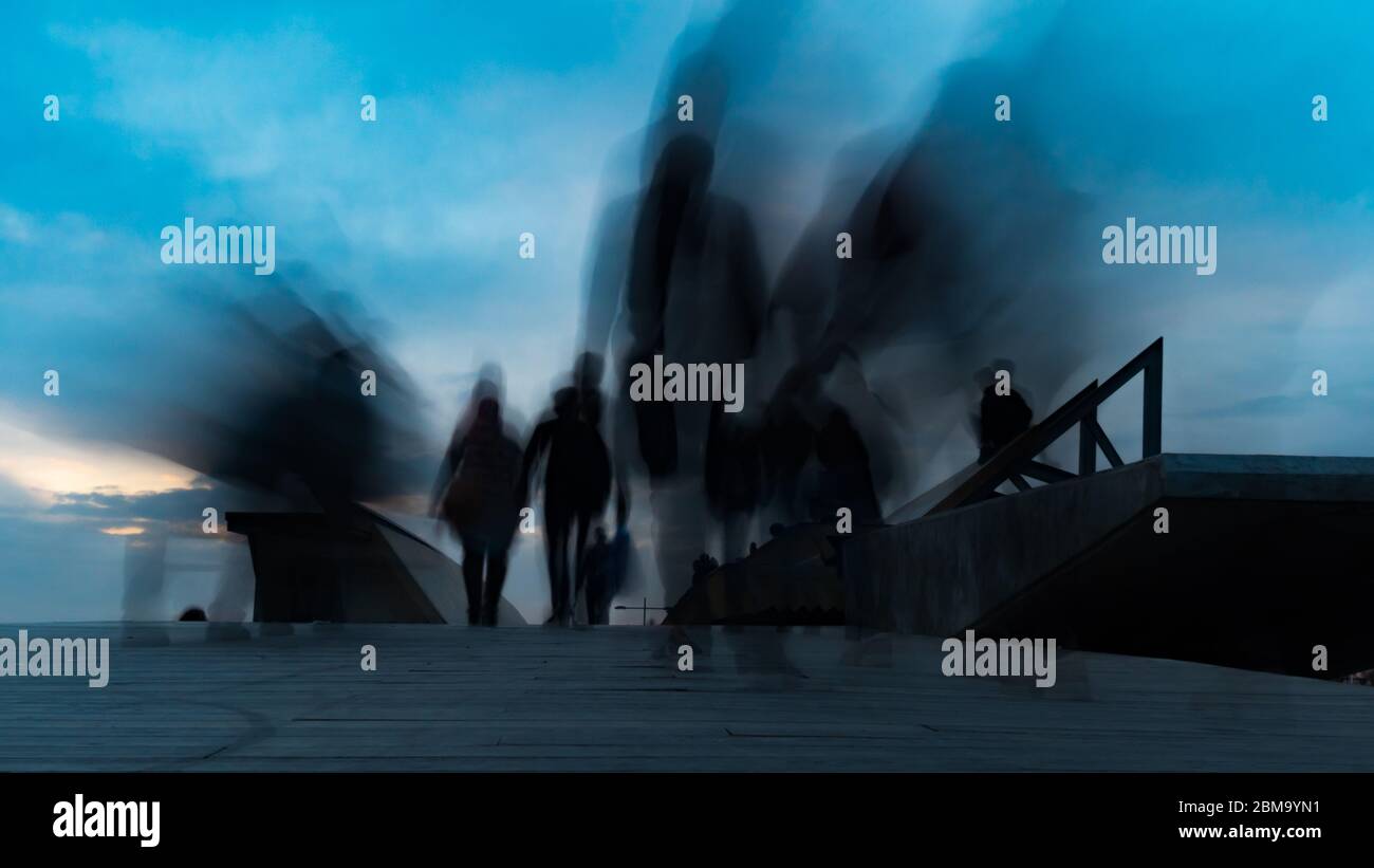 Silhouette di persone sul ponte foto esposizione lunga. Persone della città. Persone del traffico cittadino Foto Stock