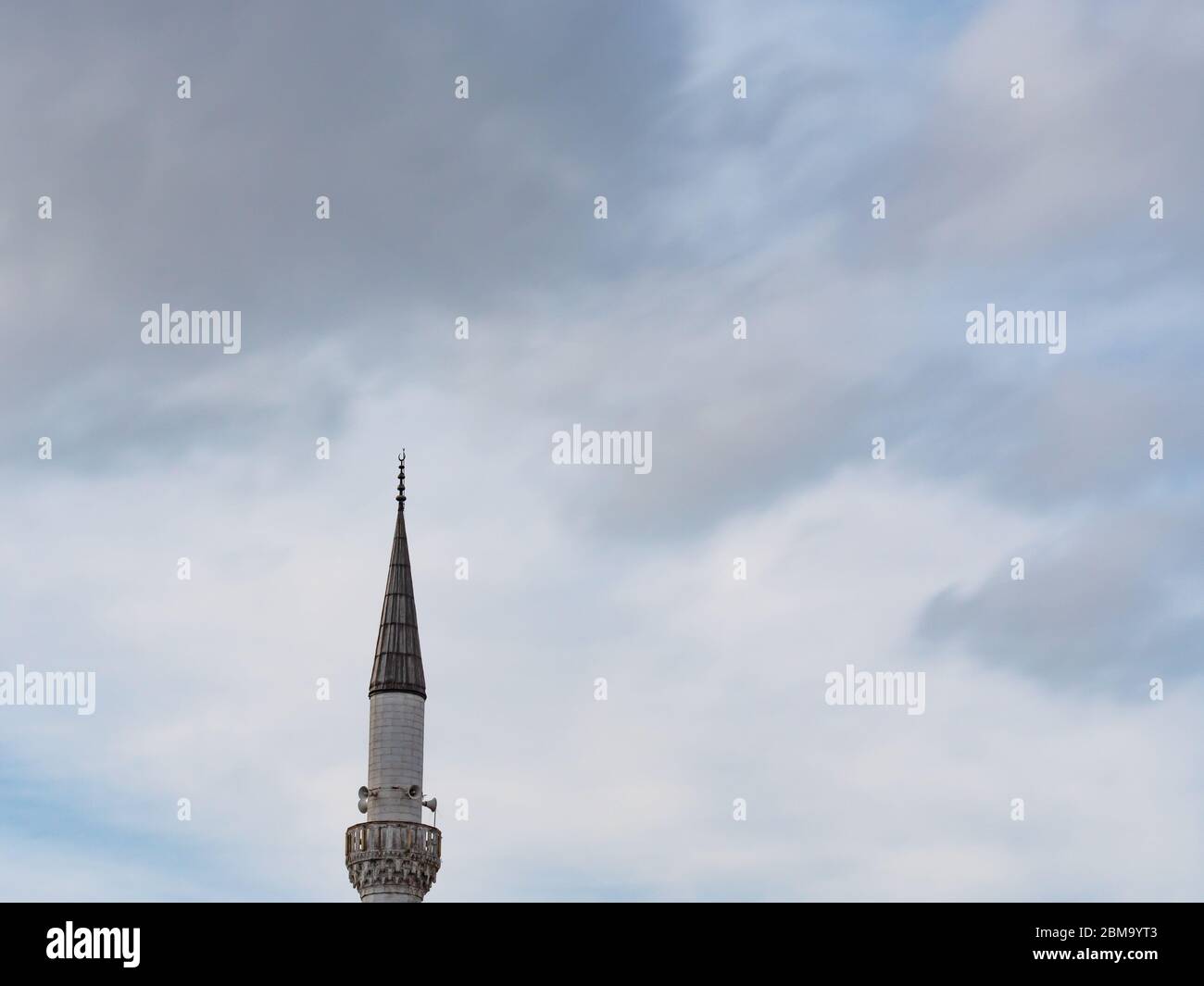 Minareto di una moschea musulmana sullo sfondo del cielo nuvoloso minareto aspirando al cielo. Foto Stock