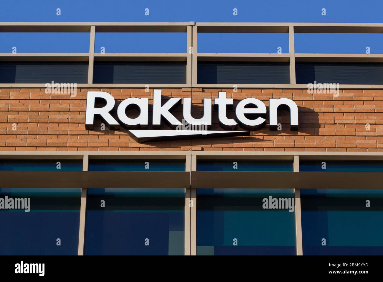 Il logo Rakuten visto al campus di Rakuten San Mateo. Rakuten, Inc. È un commercio elettronico giapponese e una società di vendita al dettaglio online con sede a Tokyo. Foto Stock