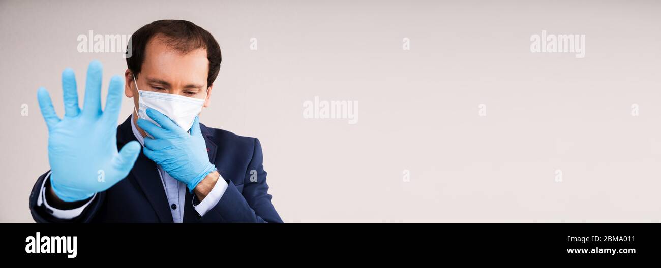 Uomo in maschera che soffre di attacco Panico e mancanza di respiro Foto Stock