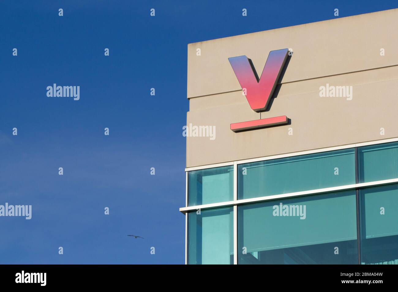 Il logo Verily è visibile presso la sede centrale di Verily Life Sciences. Verily è l'organizzazione di ricerca di Alphabet Inc. Dedicata allo studio delle scienze della vita. Foto Stock