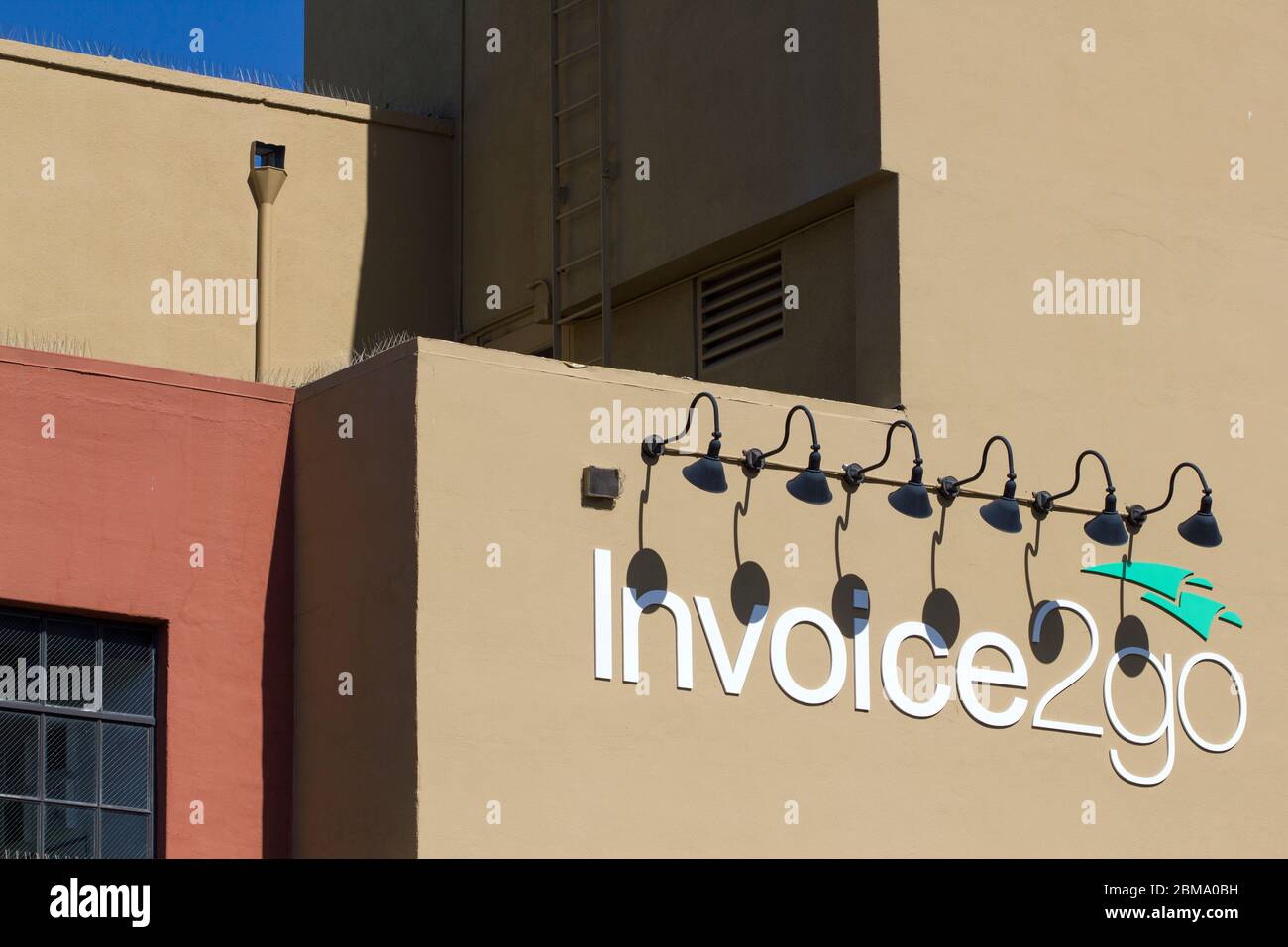 Il cartello d'ingresso alla sede centrale di Invoice2go a Redwood City, California. Invoice2go è un semplice strumento di fatturazione, monitoraggio delle spese e reporting. Foto Stock