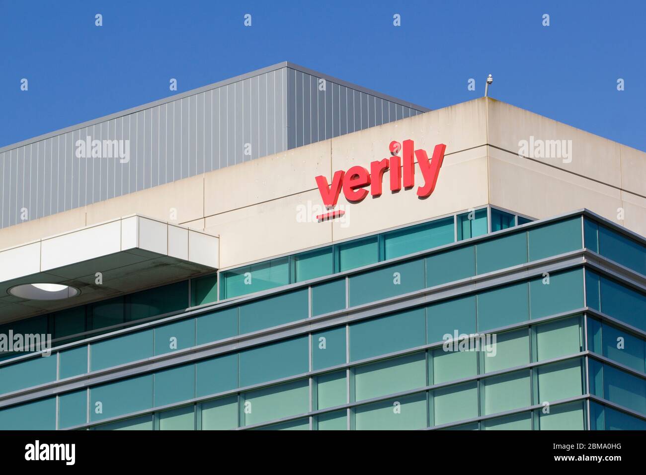 Il logo Verily è visibile presso la sede centrale di Verily Life Sciences. Verily è l'organizzazione di ricerca di Alphabet Inc. Dedicata allo studio delle scienze della vita. Foto Stock