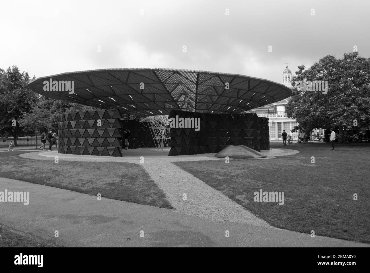 Summer Pavilion Serpentine Galleries Serpentine Pavilion 2017, Kensington Gardens, London, W2 3XA di Diébédo Francis Kéré B&W Foto Stock