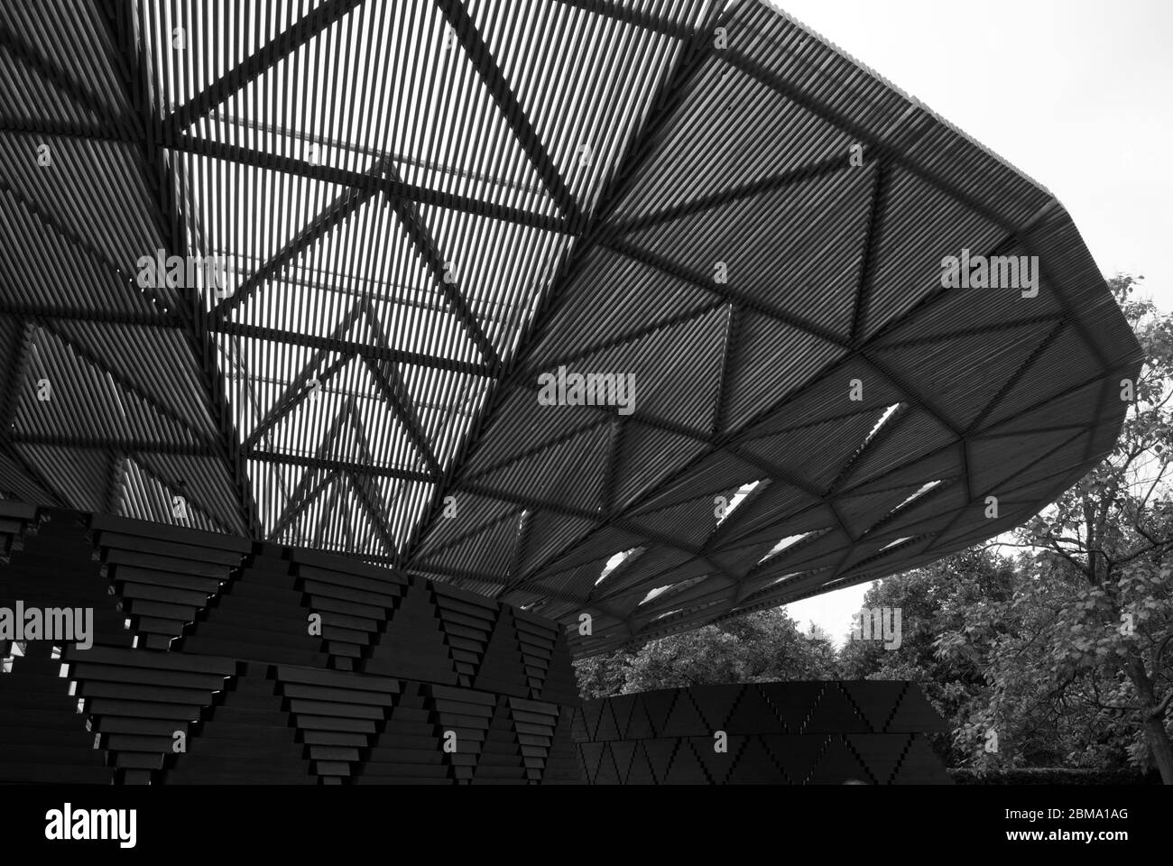 Summer Pavilion Serpentine Galleries Serpentine Pavilion 2017, Kensington Gardens, London, W2 3XA di Diébédo Francis Kéré B&W Foto Stock