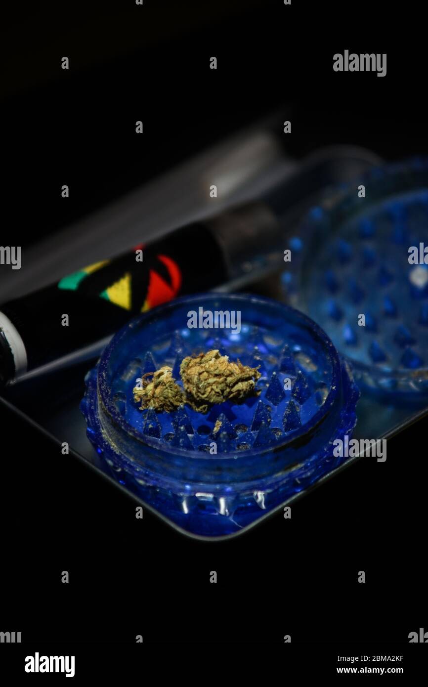 Accessori per la preparazione di articolazioni di cannabis Foto Stock