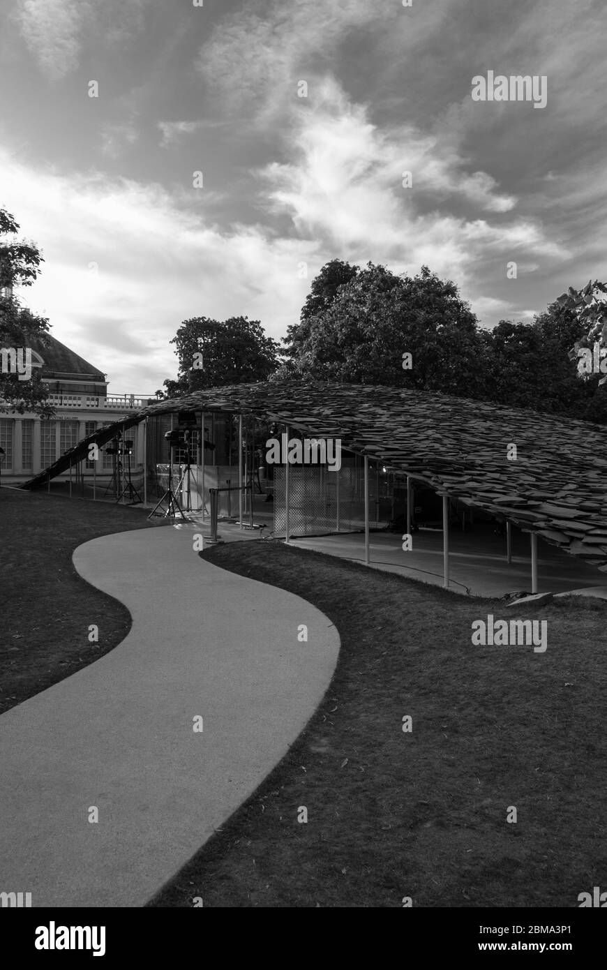 Serpentina Pavilion 2019, Kensington Gardens, Londra progettato da Junya Ishigami B&W. Foto Stock