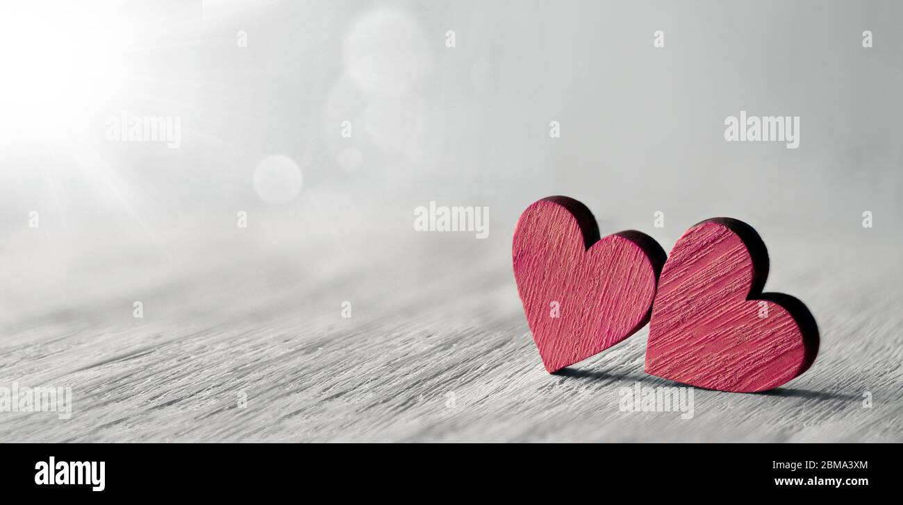 Sfondo di San Valentino con cuori fatti a mano su legno rustico. Mockup carta giorno per gli amanti felici, spazio per fotocopie. Foto Stock