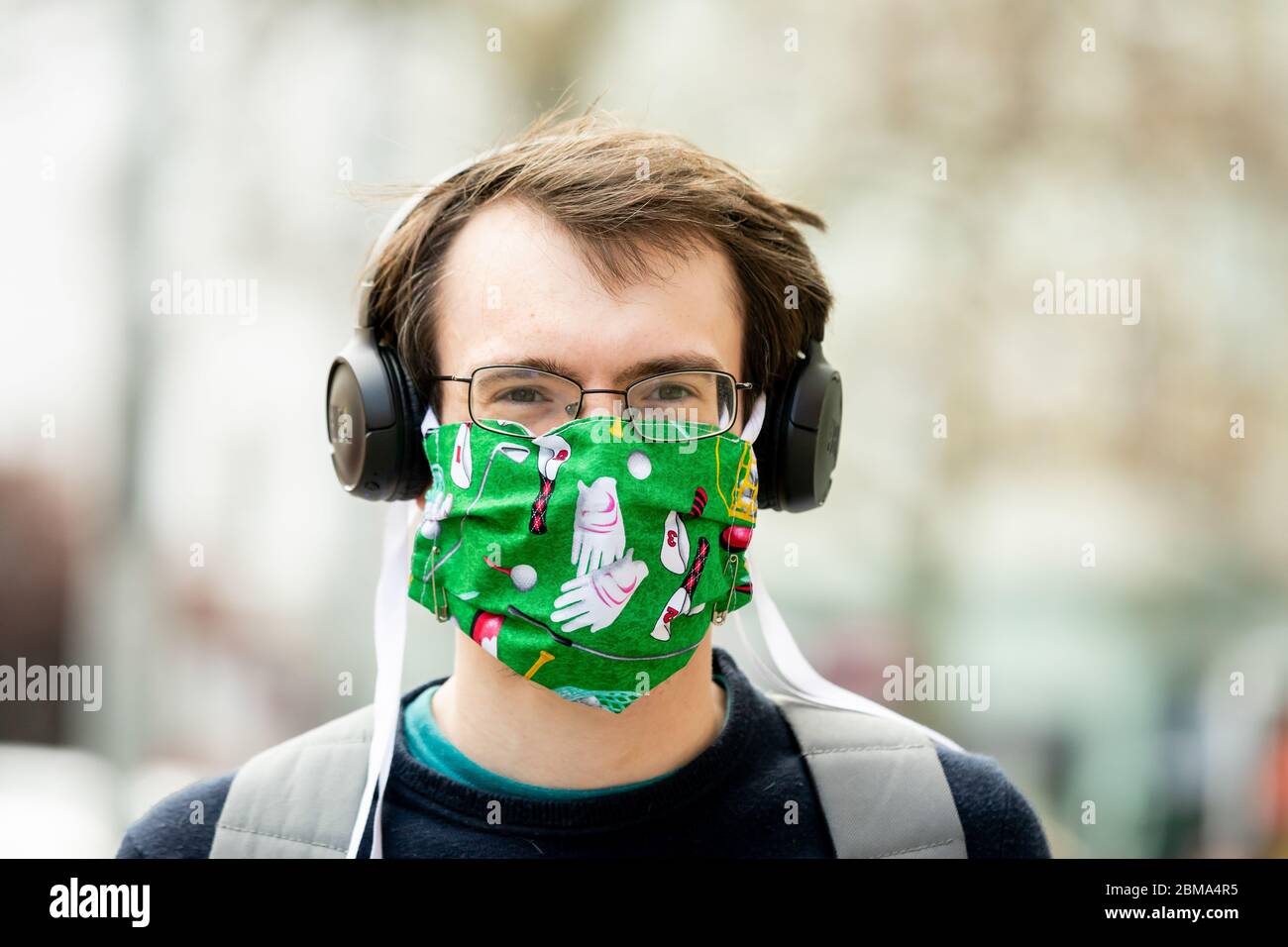 ritratto di un giovane che indossa una maschera protettiva cucita a mano colorata Foto Stock