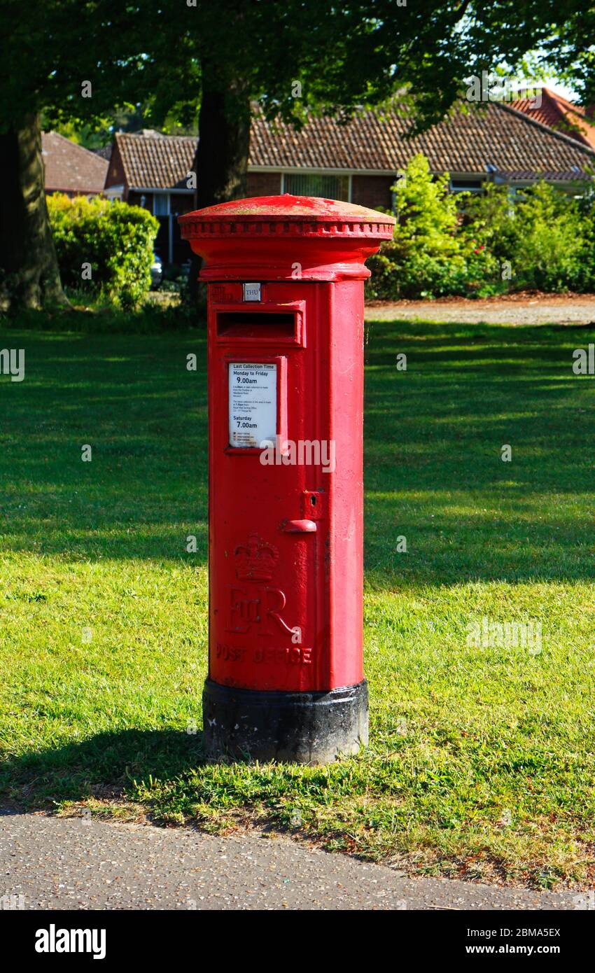 Una scatola postale rossa Royal E2R Pillar Box tipo A in una zona residenziale di Hellesdon, Norfolk, Inghilterra, Regno Unito, Europa. Foto Stock
