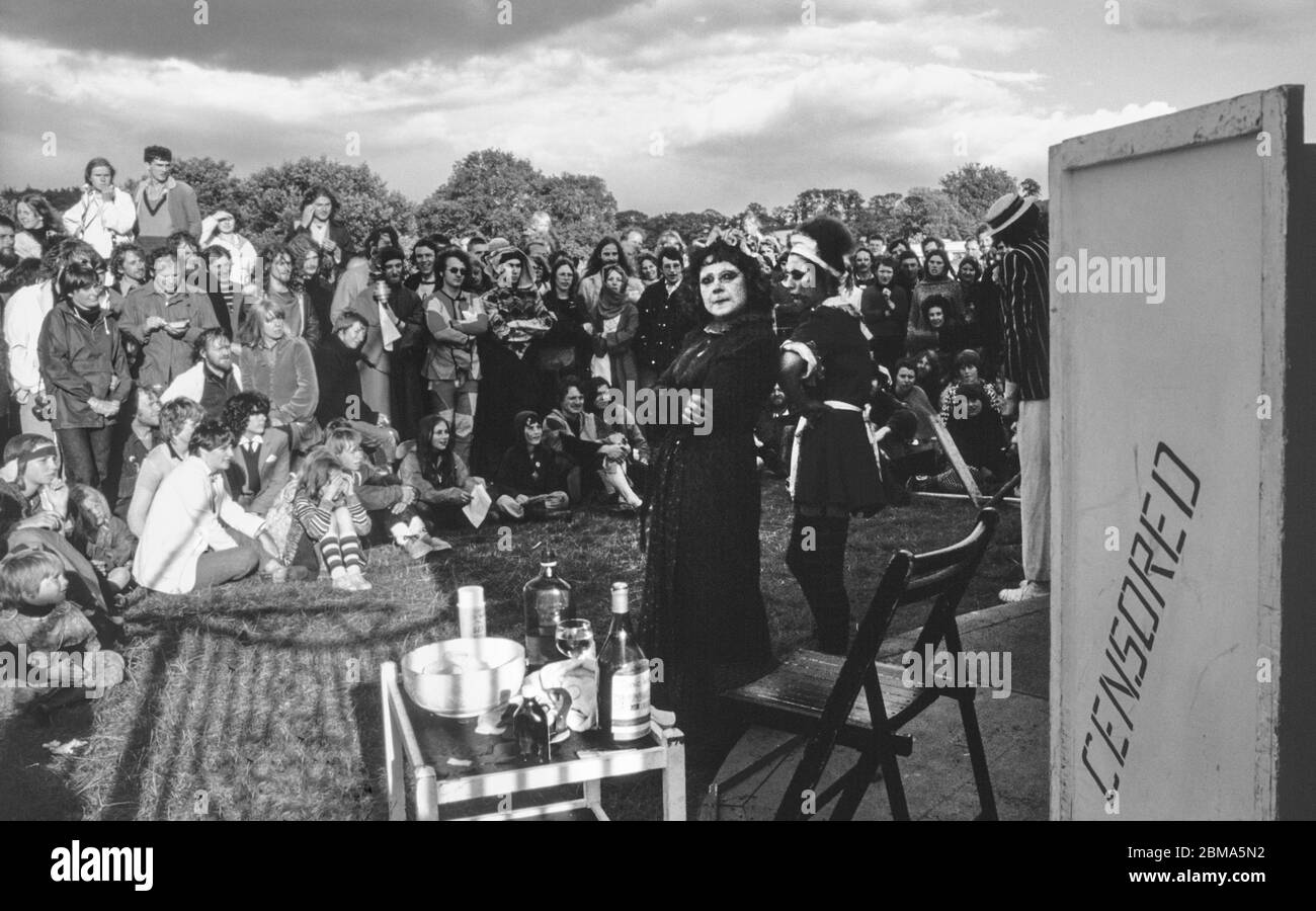 Spettacolo teatrale all'Hood Fayre, un evento a frange che si tiene negli anni '70 vicino a Totnes. Un'immagine monocromatica Foto Stock